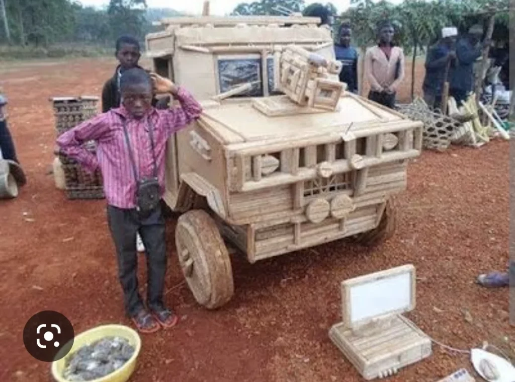 
Enfants débrouillards d'aujourd'hui en Afrique.
Le parfait reflet de de celui qui est devenu successivement: Deff Théo, Jimi Hendrix, et enfin Jimmy Curtis. 
Voir: ACCUEIL/VIE MUSICALE DE JIMMY CURTIS. 
- TECHNIQUES: Voitures en Moêlle de Bambou de Raphia: - Roues en semelles de sandales (Tongs), - Volants en écorces de Bambous de Raphia. - Joints d'assemblage: Piques de diverses tailles, issus des mêmes écorces (Raphia), 100% plus durs/rigides, & Élastiques taillés (aux lames de rasoir) dans des chambres à air. Remarques: 1/ A part les écorces de Bambous, le reste des matériaux sont mous, souples, élastiques, faciles à travailler/modeler pour un enfant un peu courageux, volontaire. 2/ Curieux: Ces volants permettent une orientation parfaite des voitures, sans le moindre contact avec les roues. Ils sont d'ailleurs fixés derrière ou au-dessus des carrosseries, et sont détachables pour un meilleur rangement...au garage !