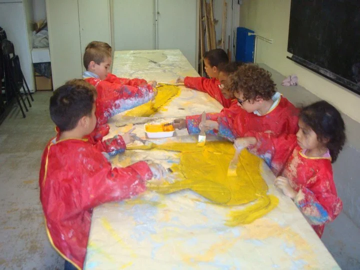 Peinture et décorations-mômes: Atelier de peinture sur personnages (en carton) d'un conte. ALSH Maternelles. Montpellier. Année: 2009 à 10.