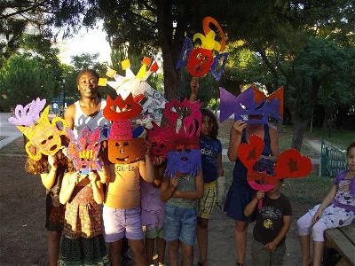 Masques libres - Masques partagés / échangés. Acrylique sur Cartons et papiers journaux. Lieux: Parc Tour St Martin , quartier Près d'Arènes Montpellier, été 2008 - Initiation de enfants désœuvrés du quartiers à la production des masques pour carnavals . En paralèle: expression corporelle avec déguisements.