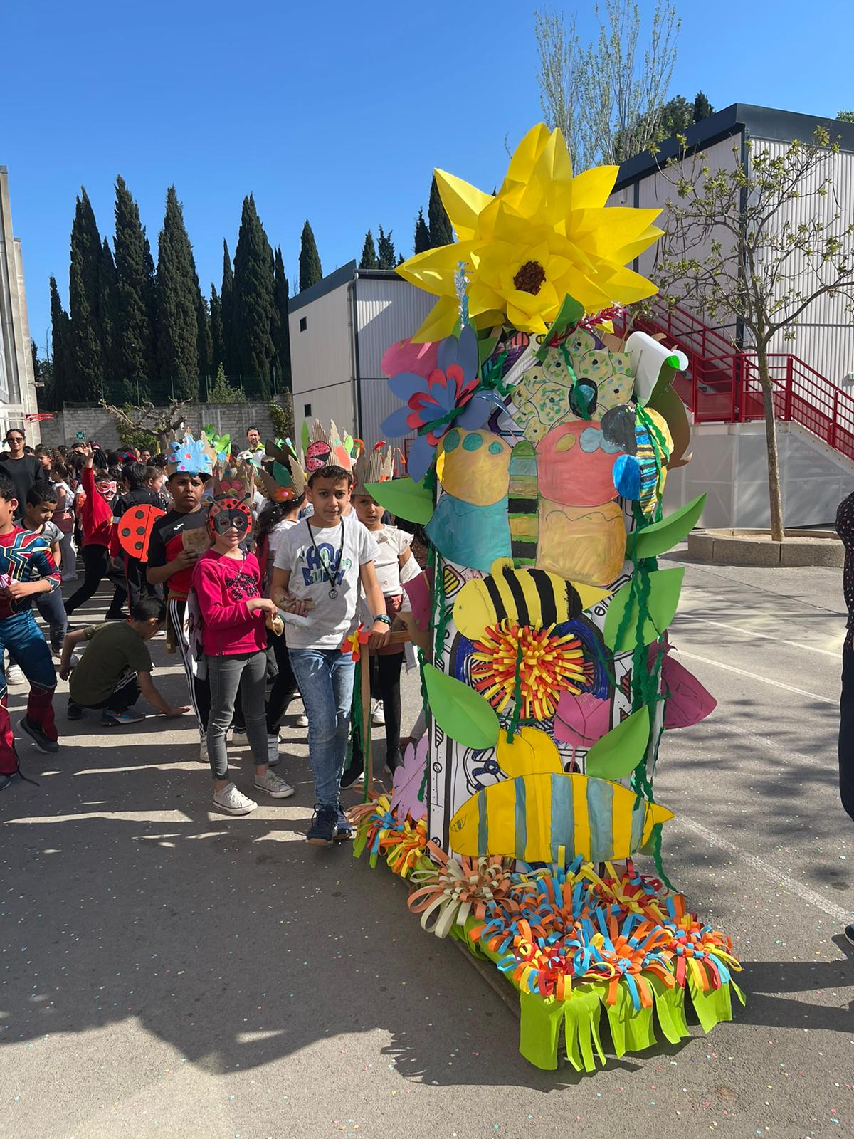 Très petits et grands très heureux de se retrouver autour d'une fête géante !