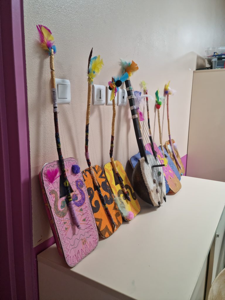 Eveil Musical +++: Récup divers objets (Ici, Barquettes de cantines et bouts de Bois mort).
Instrument copié; Kora.
Découverte d'un instrument de musique, Appropriation, production et plaisirs. Modèle: Koras.
ALSH Emile Kombes Montpellier
Année: 2023.