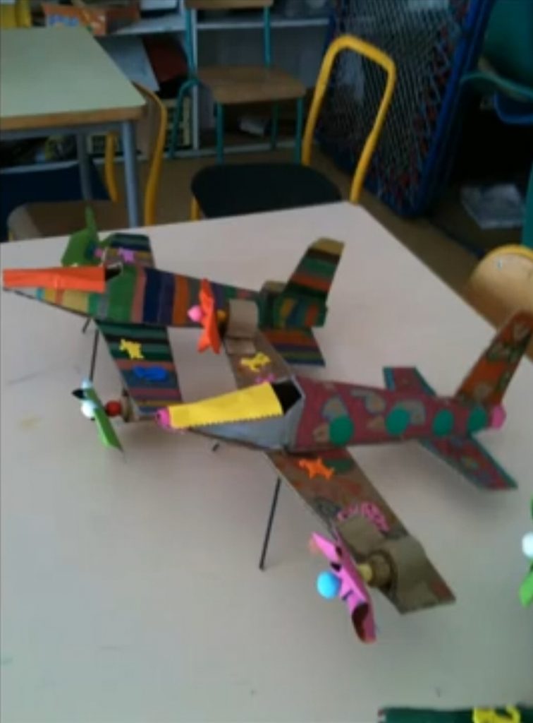 Aviation...C'est pas sorcier: Projet périodique. Théme: L'avion, comment ça marche ? Des ancêtres des avions à ceux contemporains, et les fusées. Avions faits en cartons et papiers épais. Ne volent pas certes, mais grâce aux hélices qui tournent au moindre souffle de vent, les enfants le tiennent en main et se promènent avec, se faisant un immense plaisir !