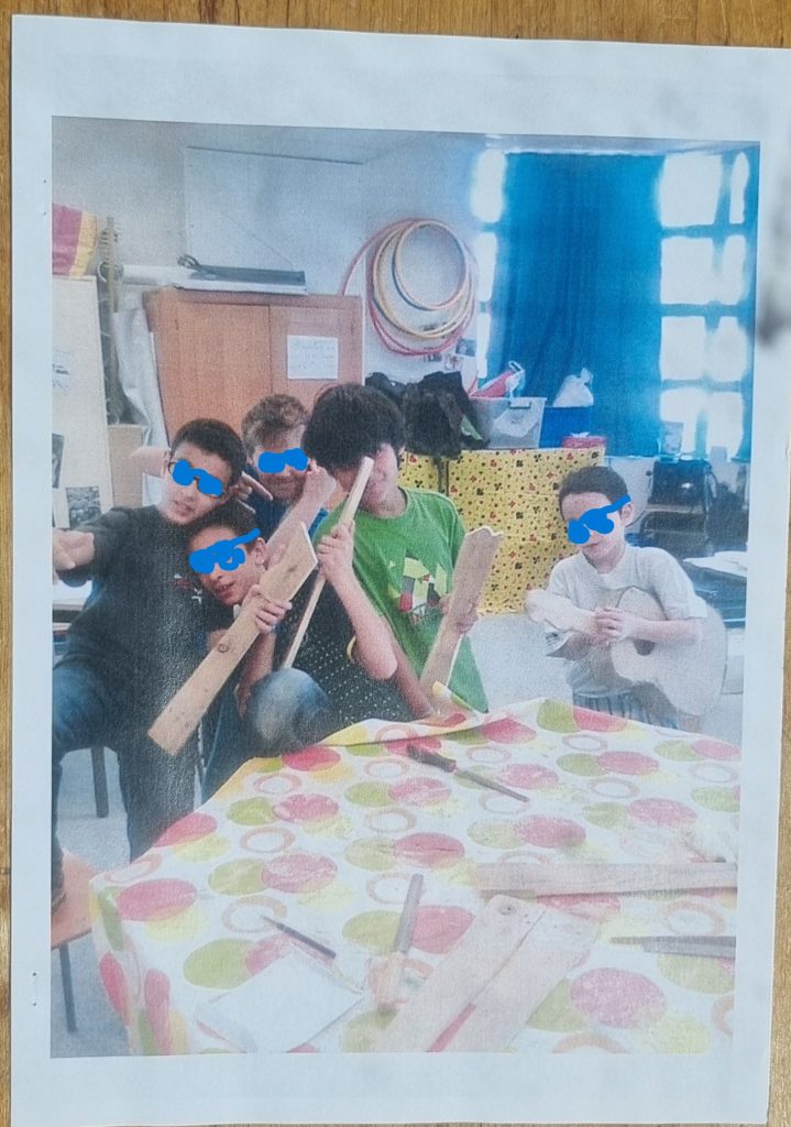 Éveil Musical / Fabrication. Entre les instruments de Musique (par Récupération) et l'Initiation à la Lutherie, on Découvre, Rêve, Essaie, Risque, Produit, S’amuse, Patiente, Partage, Échange, Aide, etc... Aventure palpitante vers un beau futur métier: la Lutherie et/ou la Musique-Guitare.