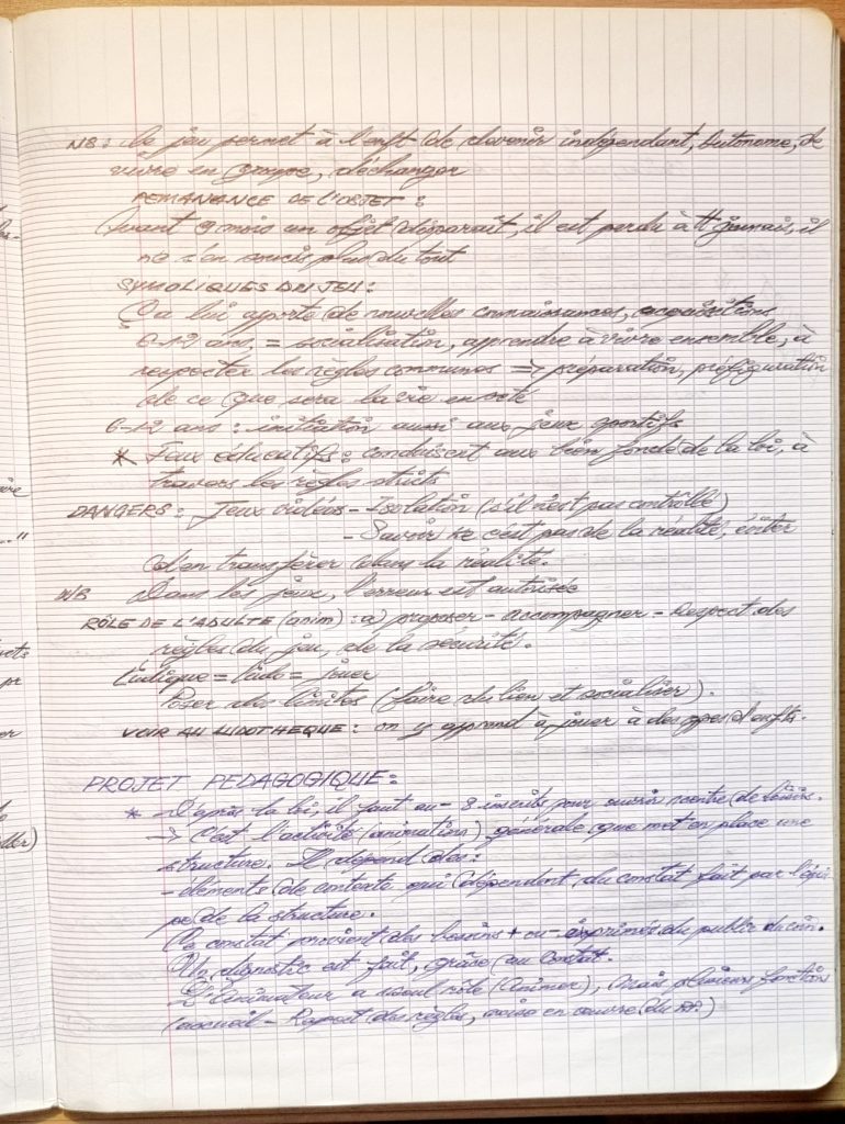 Quelques extraits de mon vieux cahier d'Animation CEMEA Montpellier 2009 - 2010.
J'aimerais retrouver - partager ceux de mes années d'école, collège, lycée, Fac au Cameroun... Snif !
Le saviez-vous ? L’Écriture c'est tout simplement de l'Art. 
Dessiner des lettres, des chiffres ou des formes (Dessin) c'est exactement pareil. 
D'ailleurs, je vous rencarde au NidArts pour en partager les techniques avec vous, et vos enfants. 
A TRÈS BIENTÔT ! PLAISIR DE LIRE, PLAISIR DES YEUX GARANTIS !