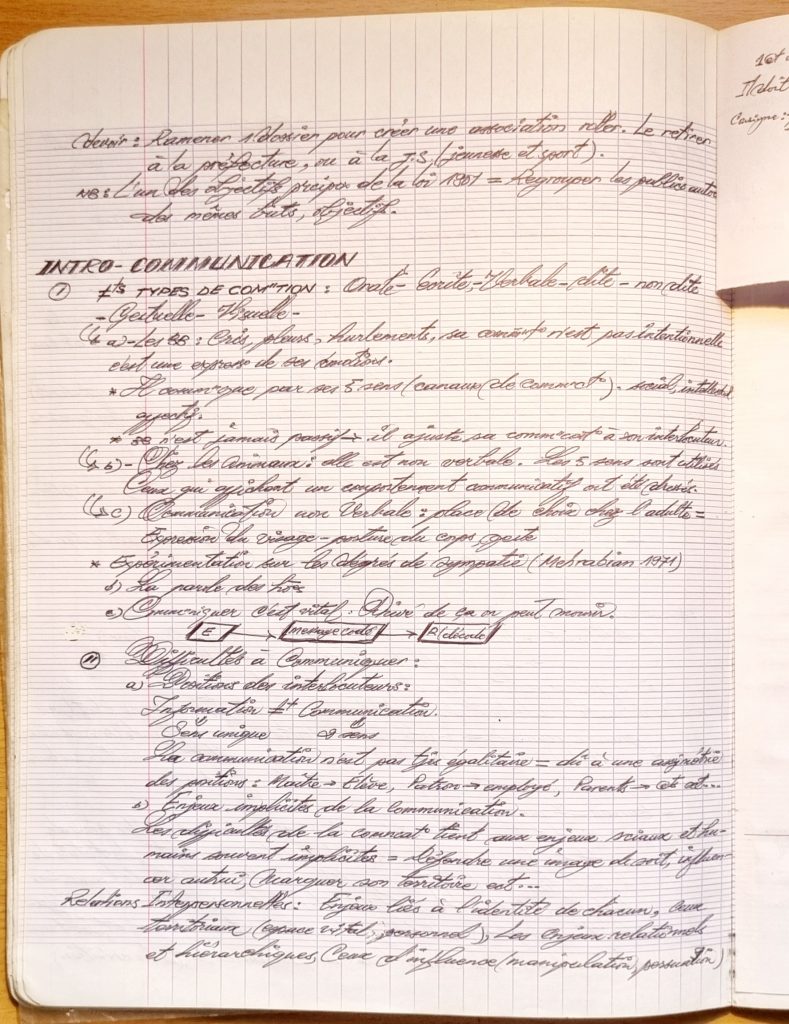 Le saviez-vous ? L’Écriture c'est tout simplement de l'Art. Dessiner des lettres, des chiffres ou des formes (Dessin) c'est exactement pareil. D'ailleurs, je vous rencarde au NidArts pour en partager les techniques avec vous, et vos enfants. A TRÈS BIENTÔT ! PLAISIR DE LIRE, PLAISIR DES YEUX GARANTIS !