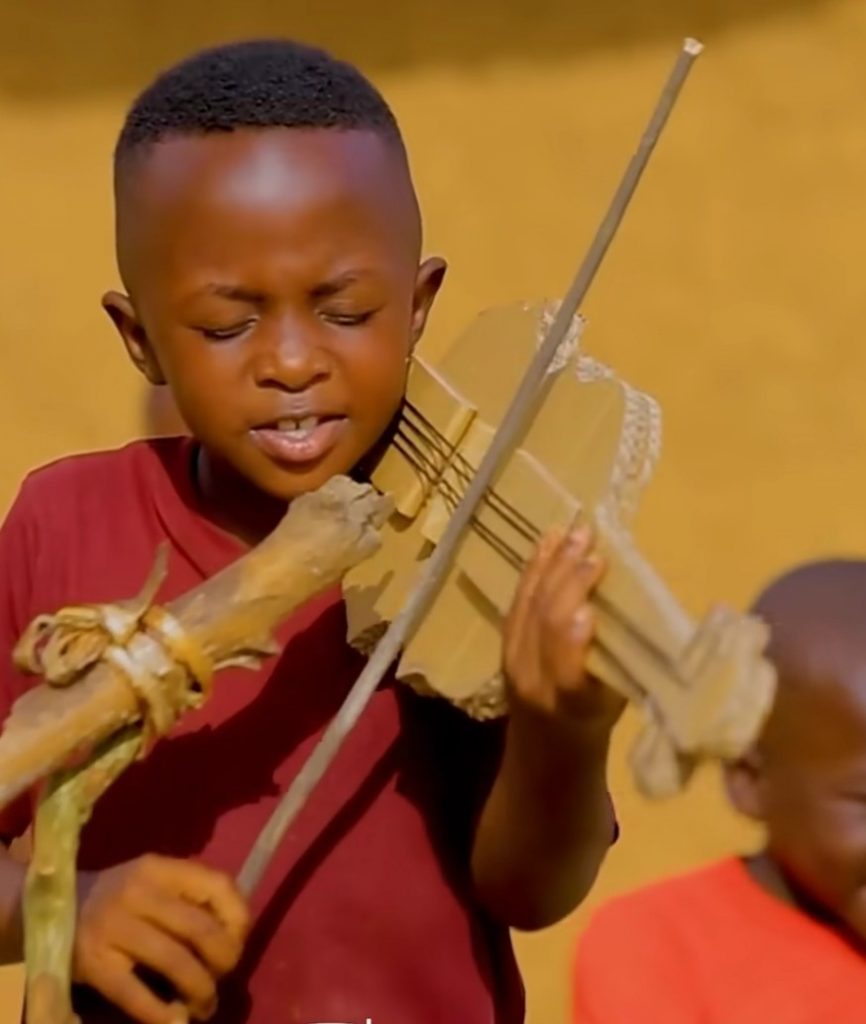 Enfants débrouillards et autodidactes actuels en Afrique.
Image illustrative: de Jimmy encore enfant dans les rues à Bafoussam & Bertoua.