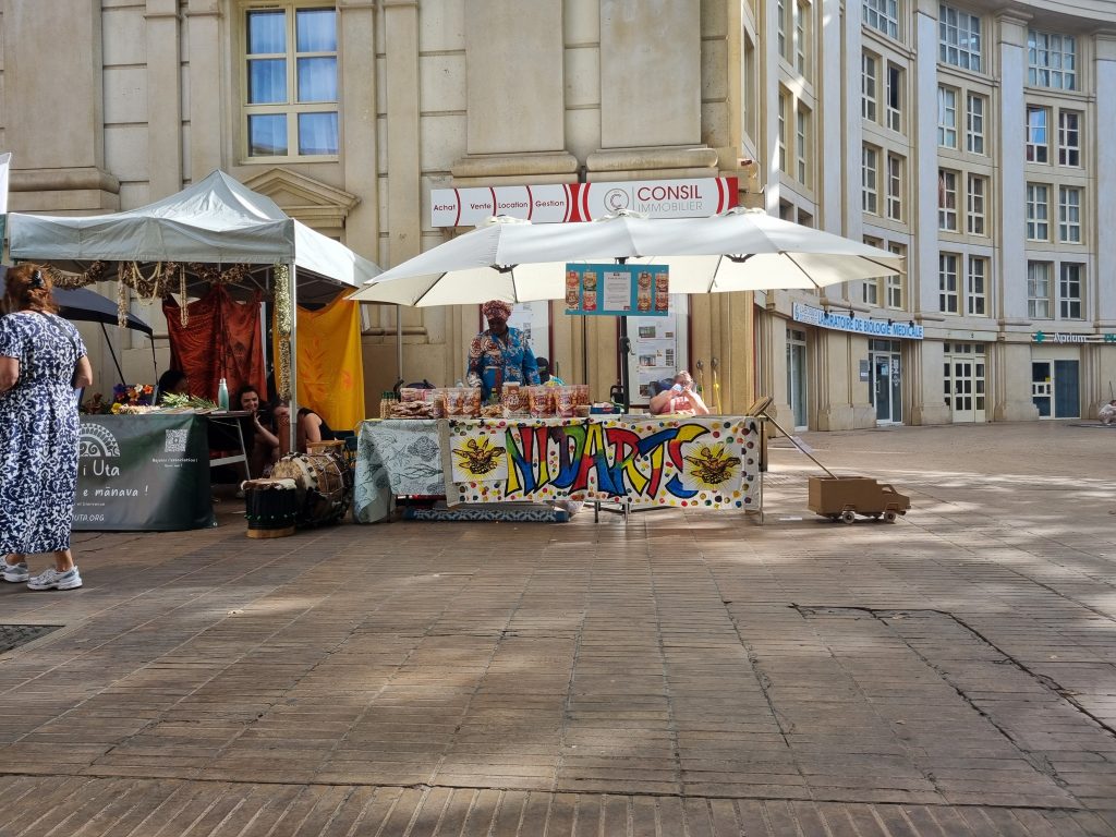 Antigone des Associations 2025. 
Stand NidArts.
Star du stand: échantillon - test public de la "Voiture en Carton".
8h de régal des enfants, de parents totalement charmés.
Fusion de demandes.
-Projet +++"Voitures" en Carton, Bidons, Boïtes, Bois, etc...
Outils de Rêves, Incitation, Motivation / "Voitures du Futur" Sans carburant polluant.