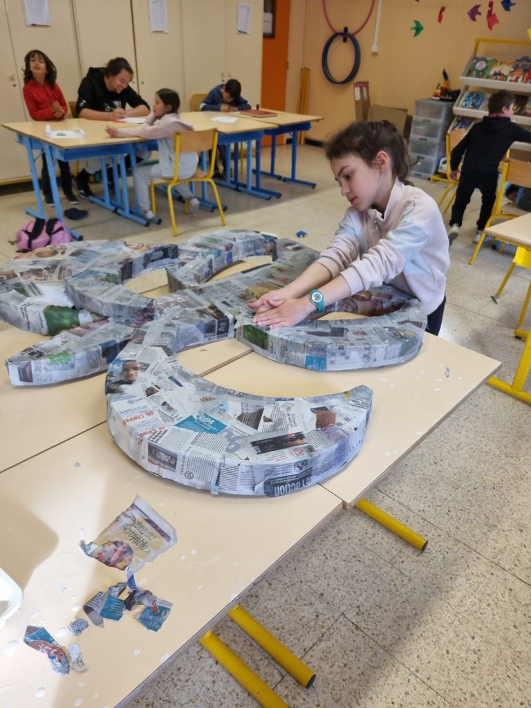 Équipe Garibaldi aux champs, au moulin, aux fours, et même au service de table ! Arrière plan: Atelier poèmes / Banane