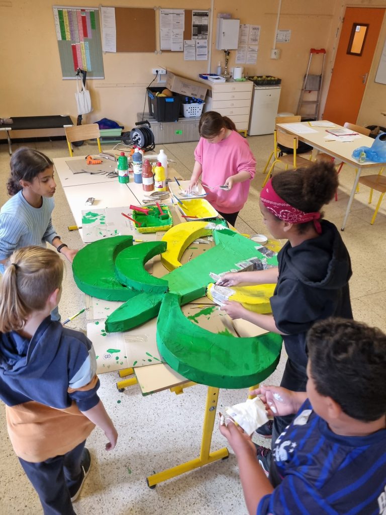 Arrière plan: atelier de poèmes sujet: Banane.