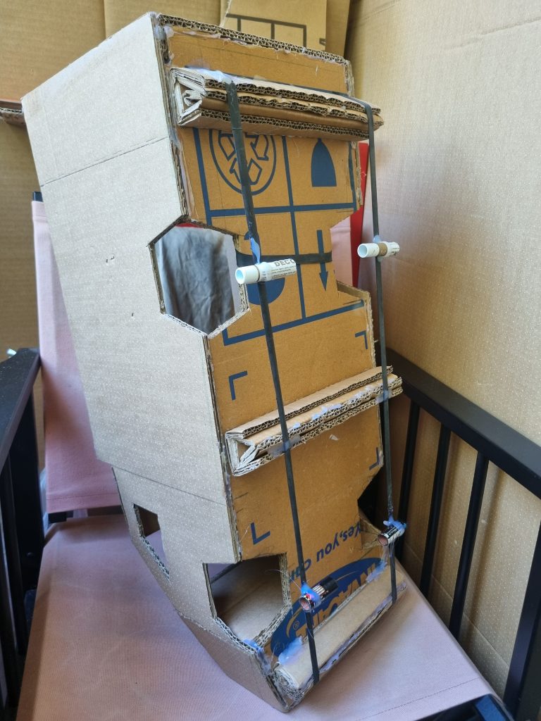 Projet phare / Nouveauté: Voitures en Carton, Boîtes métalliques et autres, Bidons en plastique, Bois, Fil de fer, etc.