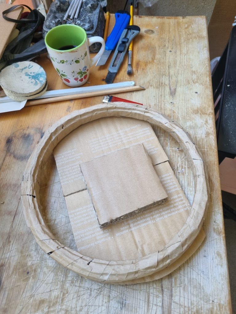 Projet Voitures en Carton, Boîtes, Bidons, Bois, etc.
Atelier Volant en Carton. 