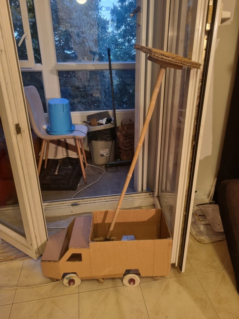 Projet phare / Nouveauté: Voitures en Carton, Boîtes métalliques et autres, Bidons en plastique, Bois, Fil de fer, etc.