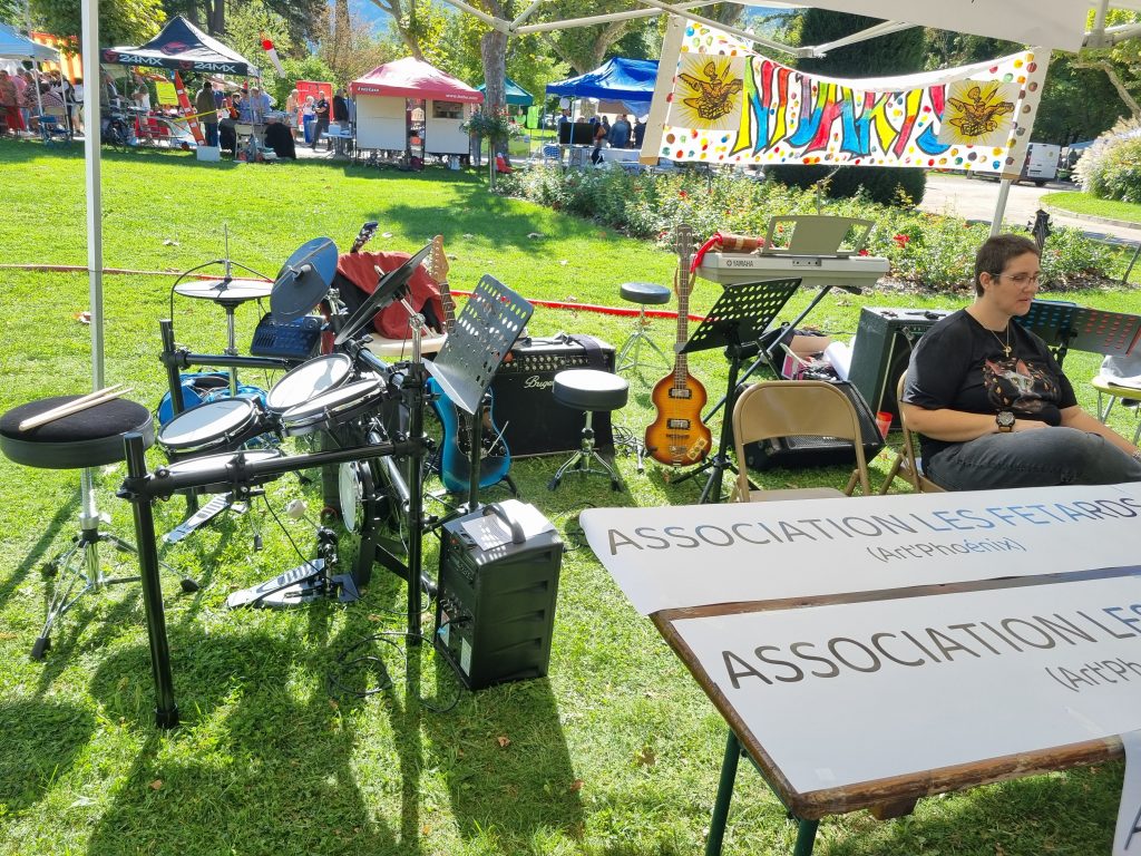 Foire aux Associations 2025: Millau, Larzac & environs.
Stand "Les Fêtards", Art'Phoénix & NidArts,
Accent mis sur: Cours de Musique et Test 1ère Voiture en Carton Made in Europ ! Rires... 