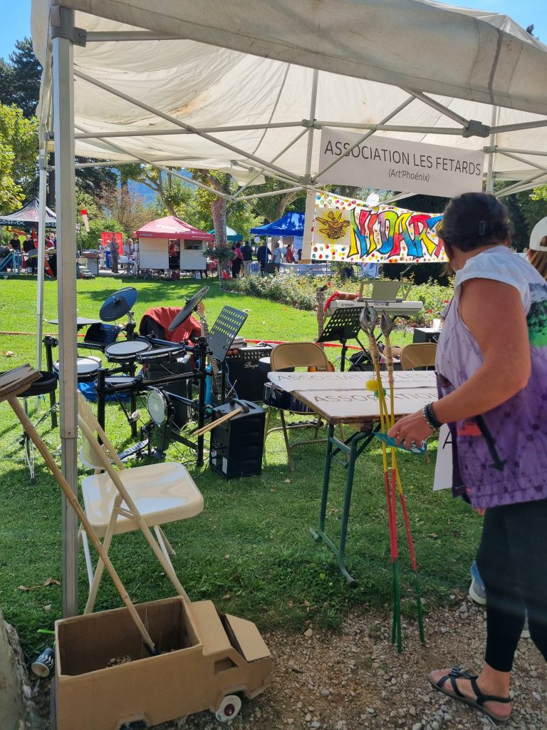 Foire aux Associations 2025: Millau, Larzac & environs.
Stand "Les Fêtards", Art'Phoénix & NidArts,
Accent mis sur: Cours de Musique et Test 1ère Voiture en Carton Made in Europ ! Rires... 