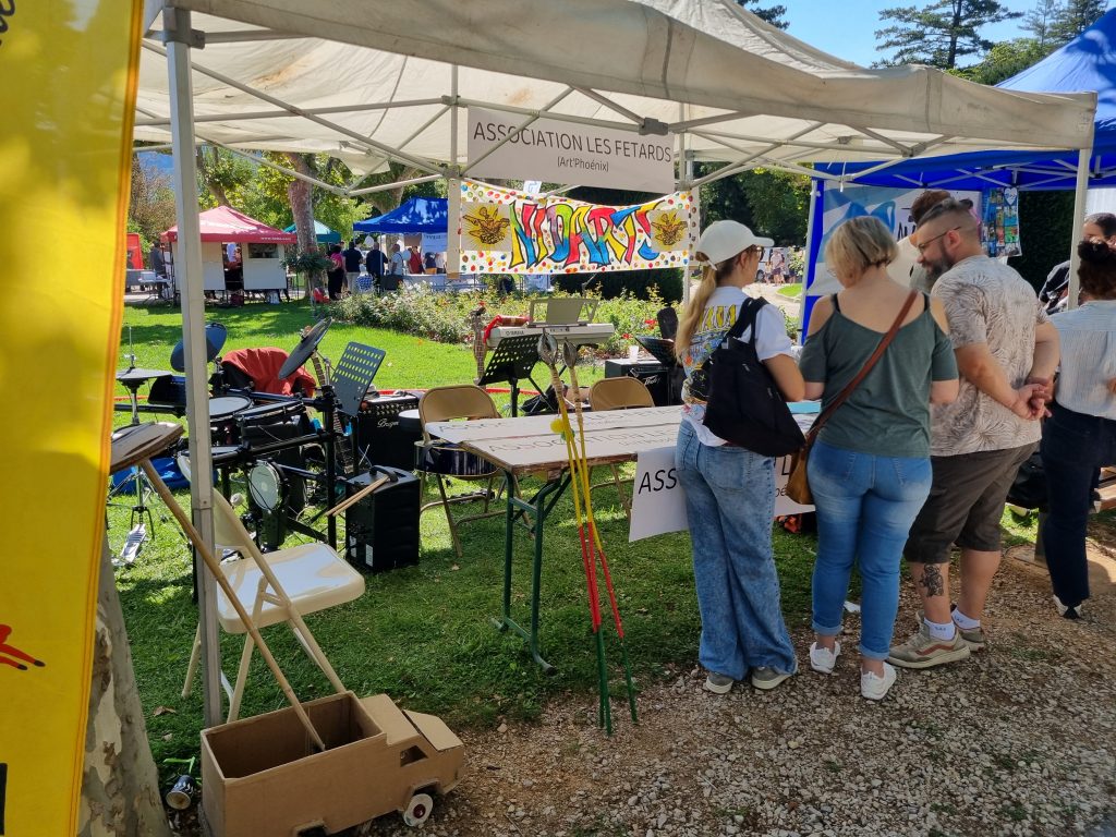 Foire aux Associations 2025: Millau, Larzac & environs.
Stand "Les Fêtards", Art'Phoénix & NidArts,
Accent mis sur: Cours de Musique et Test 1ère Voiture en Carton Made in Europ ! Rires... 