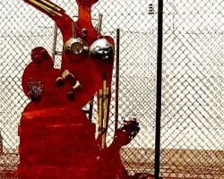 "Toungdie" (la famille).
Sculpture métallique.
Auteur: Jimmy Curtis.
Assistants / Participants: Habitants des quartiers et blocs environnants: Ecoles, collèges, familles, passants.
Divers matériaux métalliques récupérés, recyclés, Soudure, Attaches métalliques,
Hauteur 4m.
Envergure: 2,50m.
Masse: 200 à 280kg.
Année: 2005 / 2007
Lieu: Jardin partagé le "Pré-Martin", quartier Prés d'Arènes Montpellier. Toungdie (la famille): Participants: Habitants des quartiers Prés d'Arènes, La Rose et Tournezy Montpellier. Objectif: Cohésion sociale / Vivre ensemble via une œuvre commune familiale, monumentale..