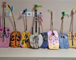 Koras Mômes - Récup et Musique - Acrylique, feutres, pistolets à colle, cartons, et fil Nylon sur barquettes et cartons. ALSH Noël 2022, Montpellier; Récupération des barquettes de la cantine scolaire, des branches, et bambous secs dans la nature pour fabriquer des Koras. Production individuelle, aide et produit personnalisés. Par la suite un spectacle de musique pour les parents a été réalisé.