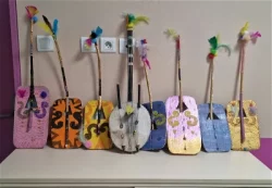 Koras Mômes - Récup et Musique - Acrylique, feutres, pistolets à colle, cartons, et fil Nylon sur barquettes et cartons. ALSH Noël 2022, Montpellier; Récupération des barquettes de la cantine scolaire, des branches, et bambous secs dans la nature pour fabriquer des Koras. Production individuelle, aide et produit personnalisés. Par la suite un spectacle de musique pour les parents a été réalisé. Koras Mômes - Récup et Musique - Acrylique, feutres, pistolets à colle, cartons, et fil Nylon sur barquettes et cartons. ALSH Noël 2022, Montpellier; Récupération des barquettes de la cantine scolaire, des branches, et bambous secs dans la nature pour fabriquer des Koras. Production individuelle, aide et produit personnalisés. Par la suite un spectacle de musique pour les parents a été réalisé.