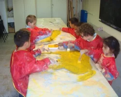 Projet de contes africains: 1)- Spectacle vivant de conte. 2)- Débat interactif. 3)- Récupération de vieux cartons, bouts de bois, vieux draps, etc. 4)- Fabrication des personnages du conte écouté; déguisements etc. 5)- Peinture et décorations nécessaires; 6)- Répétitions: Expression corporelle, etc; 7)- Implantation de la scène; 8)- Spectacle public.
Acteurs: Maternelles du centre ALSH Boris Vian Montpellier. Lieu du spectacle: Salle polyvalente Maison Pour Tous Boris Vian / Montpellier. Année 2009 à 2010. Peinture et décorations-mômes: Atelier de peinture sur personnages (en carton) d'un conte. ALSH Maternelles. Montpellier. Année: 2009 à 10.