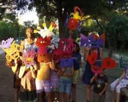Masques libres - Masques partagés / échangés. Acrylique sur Cartons et papiers journaux. Lieux: Parc Tour St Martin , quartier Près d'Arènes Montpellier, été 2008 - Initiation de enfants désœuvrés du quartiers à la production des masques pour carnavals . En paralèle: expression corporelle avec déguisements.