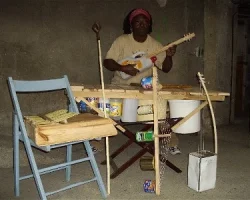 Récupération et Musique: Récupération ça et là de divers objets pour en faire des instruments de Musique connus et insolites. <<Le moindre élément présent dans notre environnement, (même celui invisible), est bourré d'énergie et de beauté. il suffit d'y jeter un regard different pour en découvrir des merveilles>> (Jimmy Curtis)