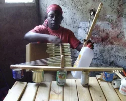 Recup et zique - Récupération fr divers objets pour en faire des instruments insolites de musique pour tous - Guitare Moustique , kora, kpé, sanza, khoung, shwè, balafon, shwa' ect. Lieu: cave de mon appartement - 2066 -2008