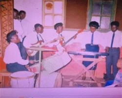 Note: Batterie visible sur la photo. Marque: NidArts. Fabriquant: Jimmy Curtis.
De meilleures images pour bientôt si possible... De nos jours, certaines ont des enfants qui les ont suivi à la lettre avant et après mon départ. Ils / elles deviennent si bons musicien(ne)s qu'ils / elles me remplacent valablement à l'encadrement de leurs parents (Retour d'ascenseur !) le lien sur <<Poka Le Synthétiseur>>. Cliquez ici: https://www.facebook.com/100004546689451/videos/1055692829061724/