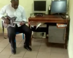 Pasteur K. Raoult. L'un des tout 1ers apprenants guitare de ma vie d'éducateur. Aujourd'hui, Pasteur. Une des nombreuses petites vidéos qu'il m'envoie de nos jours pour me montrer sa grande résilience à la gratte trop souvent mise de côté pour des priorités professionnelles !
