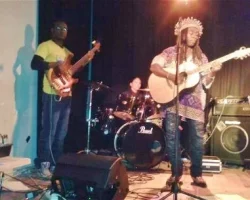 Jimmy Curtis & the Rebels' Gang Laiterie des Beaux Arts Montpellier. Photo: Valnèze Tala: Bass (Ancien poulain des claviers reconverti à la Bass), Audrey Gardenat: Batterie et Jimmy Curtis.