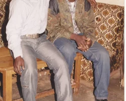 Avec Augustin Tamnwo mon apprenti batteur. Augustin, le meilleur de mes élèves batteurs de la 5e promotion, est devenu l'un des batteurs les plus en vue au pays ! Ménuisier de profession, il ne lâche pas l'affaire Batterie !