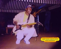 Jimmy Curtis: Directeur d'orchestre du Podium central.
Evènement: Foire régionale annuelle.
Ici: Région de l'Ouest Cameroun. Directeur d'orchestre: Podium central, foire régionale , région de l'Ouest Cameroun, Directeur d'orchestre, guitariste soliste, chanteur.