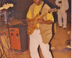 Directeur d'orchestre / Guitariste soliste / Responsable de podium central. Jimmy Curtis encore sous sa blouse de travail et son solo en pleine vibrations positives !