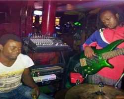 Anciens encadrés de mes centres de formations musicales. Pitt Hussein (Batterie), et Valnèze Tala (Bass). Genre musical définitif choisi: Jazz et Musiques du Monde.