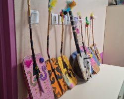 Découverte d'un instrument de musique, Appropriation, production et plaisirs. Sensibilisation à la découverte (aventure), à l'écoute interactive, à l'investissement personnel, au partage.