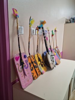 Découverte d'un instrument de musique, Appropriation, production et plaisirs. Sensibilisation à la découverte (aventure), à l'écoute interactive, à l'investissement personnel, au partage.