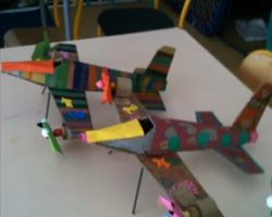 Aviation...C'est pas sorcier: Projet périodique. Théme: L'avion, comment ça marche ? Des ancêtres des avions à ceux contemporains, et les fusées. Avions faits en cartons et papiers épais. Ne volent pas certes, mais grâce aux hélices qui tournent au moindre souffle de vent, les enfants le tiennent en main et se promènent avec, se faisant un immense plaisir !