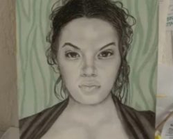 Mohamed, très gentil monsieur, tient le seul taxiphone du quartier. Sa fiancée vient de lui faire une magnifique petite enfant. Pris de fortes émotions tous les 2, nous décidons de lui faire la meilleure surprise de sa vie: Un magnifique portrait ! Il lui a piqué une récente 1/2 photo d'identité qu'il m'a remise. La suite, la voilà, plus belle que l'original ! Résultat: AMOUR FOU EN FAMILLE ! Portrait aux crayons. Faute de peintures pour réaliser cette commande, j'avais définitivement opté pour l'utilisation de crayons et fusains.