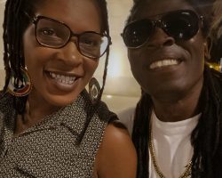 Elle, c'est NO COMMENT !
Elle seule cumule: Beauté, Élégance, Sourire-qui-Tue, Gentillesse, Courtoisie, Voix d'Or, Reine du Zouk, Déesse du Reggae, etc.
Bref: Acher, Artikal-Band-Dread, NattyZoukans et la méga-star internationale Yaniss Odua en vous en diront bcp mieux que moi !