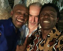 A peine sa dernière note jouée, Elvis court au bas du podium me couvrir de hautes gratitudes simplement pour ma discrète présence au magnifique concert qu'il vient de terminer aux côtés de la Diva Emma Lamadji, Voix d'Or de toute la région.