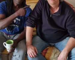 Mon guitariste soliste au <<Rebels' Gang>>, Grande visite fraternelle après le "Cov-cov" Une reprise très urgente s'impose, car le besoin explose ! Me dit-il...Comment faire bro ? Je suis nettement plus occupé qu'avant le cov-cov ! Je lui rétorque...Lui à Millau, moi ici, Eric notre Congas à Sète, ceux / celles qui ont quitté définitivement le pays justement à cause du cov-cov... TROP ARDUE LA REPRISE BRO ! CAR PLUSIEURS REMPLACEMENTS A FAIRE D'ABORD ! OR LES MEILLEURS SONT SI RARES !!! J'ajoute...