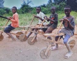 Moyen de locomotion et de transport d'objets:<<Porte-Tout>> Jadis totalement en bois (Sans clous-Ni-Vis) Mdr. Je porte encore de belles cicatrices aux jambes etc issues de nos nombreuses activités et jeux pour et avec ces engins. Je caresse l'humble espoir d'en reproduire un jour ici en France ! "Bobsleigh / Rasta Rockett" etc !