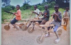 Moyen de locomotion et de transport d'objets:<<Porte-Tout>> Jadis totalement en bois (Sans clous-Ni-Vis) Mdr. Je porte encore de belles cicatrices aux jambes etc issues de nos nombreuses activités et jeux pour et avec ces engins. Je caresse l'humble espoir d'en reproduire un jour ici en France ! "Bobsleigh / Rasta Rockett" etc !