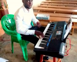 Après plusieurs décennies d'encadrement musical à ses parents; le fils succéde à ces derniers.
Lieu: Chorale EMC - Ste Famille, Cathédrale de Bafoussam / Cameroun.
2024: L'enfant dépasse déjà ses parents et les encadre en musique...aux Claviers ! QUE RËVER DE MIEUX POUR MOI ?