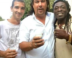 Folie des retrouvailles entre 2 puissants guitaristes.