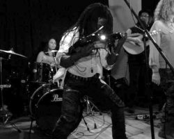 "Manger" ma gratte...Excercice hors du commun. Seuls quelques Grands Maîtres de guitare solo en sont capables ! Certains y perdent une dent à la longue...MOI ! Mdr...