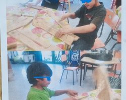 6 Mois de découvertes, de plaisirs, de joie à travers:
- Récupérations: Cartons, Bouts de bois, Petites lattes,
- Tests & usage de Scie à bois, Scie sauteuse, Râpes, Papiers de verre, ponceuse électrique, Colles fortes, Vis, Câbles de frein de vélo, etc, pour:
- Se fabriquer sa propre Guitare (Souvenir d'école élémentaire - Excellentes vacances).
- Épater parents, amis et public lors du concert de fin d'année scolaire, l'évènement "AniMania".
- S'investir plus tard dans: La Musique et/ou la Lutherie. Éveil Musical / Fabrication. Entre les instruments de Musique (par Récupération) et l'Initiation à la Lutherie, on Découvre, Rêve, Essaie, Risque, Produit, S’amuse, Patiente, Partage, Échange, Aide, etc... Aventure palpitante vers un beau futur métier: la Lutherie et/ou la Musique-Guitare.