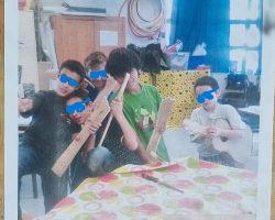 6 Mois de découvertes, de plaisirs, de joie à travers:
- Récupérations: Cartons, Bouts de bois, Petites lattes,
- Tests & usage de Scie à bois, Scie sauteuse, Râpes, Papiers de verre, ponceuse électrique, Colles fortes, Vis, Câbles de frein de vélo, etc, pour:
- Se fabriquer sa propre Guitare (Souvenir d'école élémentaire - Excellentes vacances).
- Épater parents, amis et public lors du concert de fin d'année scolaire, l'évènement "AniMania".
- S'investir plus tard dans: La Musique et/ou la Lutherie. Éveil Musical / Fabrication. Entre les instruments de Musique (par Récupération) et l'Initiation à la Lutherie, on Découvre, Rêve, Essaie, Risque, Produit, S’amuse, Patiente, Partage, Échange, Aide, etc... Aventure palpitante vers un beau futur métier: la Lutherie et/ou la Musique-Guitare.