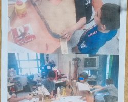 6 Mois de découvertes, de plaisirs, de joie à travers:
- Récupérations: Cartons, Bouts de bois, Petites lattes,
- Tests & usage de Scie à bois, Scie sauteuse, Râpes, Papiers de verre, ponceuse électrique, Colles fortes, Vis, Câbles de frein de vélo, etc, pour:
- Se fabriquer sa propre Guitare (Souvenir d'école élémentaire - Excellentes vacances).
- Épater parents, amis et public lors du concert de fin d'année scolaire, l'évènement "AniMania".
- S'investir plus tard dans: La Musique et/ou la Lutherie. Éveil Musical / Fabrication. Entre les instruments de Musique (par Récupération) et l'Initiation à la Lutherie, on Découvre, Rêve, Essaie, Risque, Produit, S’amuse, Patiente, Partage, Échange, Aide, etc... Aventure palpitante vers un beau futur métier: la Lutherie et/ou la Musique-Guitare.