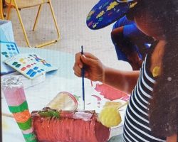 Meilleure invention / production.
Enfant nettement plus éveillée, curieuse, engagée, patiente, courageuse, volontaire que ses camarades de classe, et ses ainés du CE1 au CM2 actifs sur cette longue activité.
Résultat: Joie, admiration, envie et plaisir de le toucher / d'en jouer par tous les autres enfants, & des collègues animateurs. La Photo de l'instrument achevé n'existe malheureusement pas. En effet, j'étais brusquement affecté sur une sortie plage, (en remplacement d'un collègue malade). En mon absence, la petite avait achevé l'assemblage de son "GratOuf" avec mes collègues restés au centre, et s'en était allée en vacances ! Un programme familial inattendu.