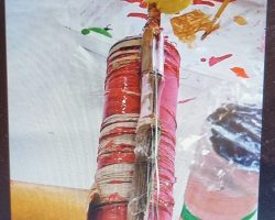 La Photo de l'instrument achevé n'existe malheureusement pas. En effet, j'étais brusquement affecté sur une sortie plage, (en remplacement d'un collègue malade). En mon absence, la petite avait achevé l'assemblage de son "GratOuf" avec mes collègues restés au centre, et s'en était allée en vacances ! Un programme familial inattendu.